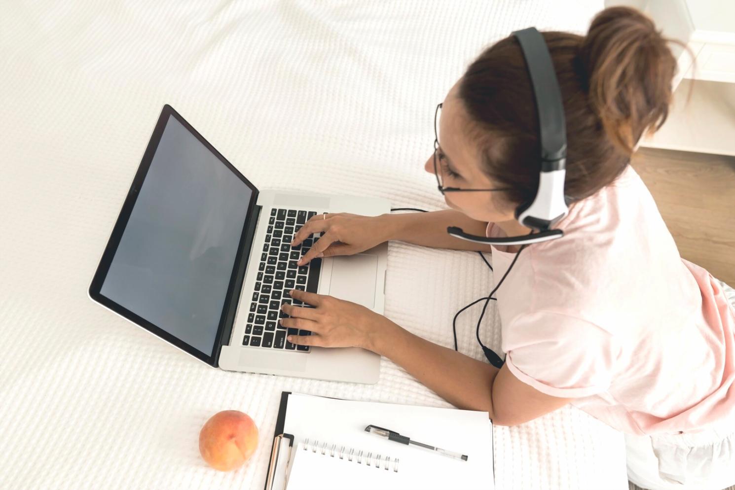 Workspace di testing con tablet e smartphone durante esercitazioni pratiche di quality assurance