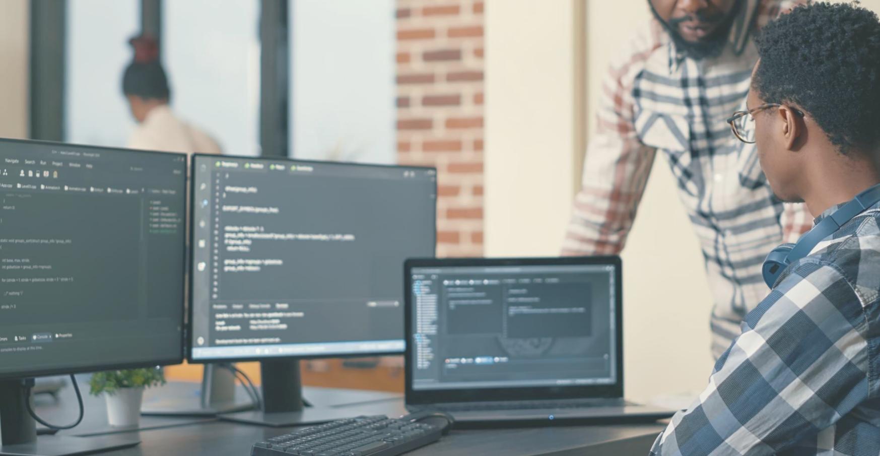 Sessione di formazione pratica con team aziendale che analizza schermo di gioco mobile