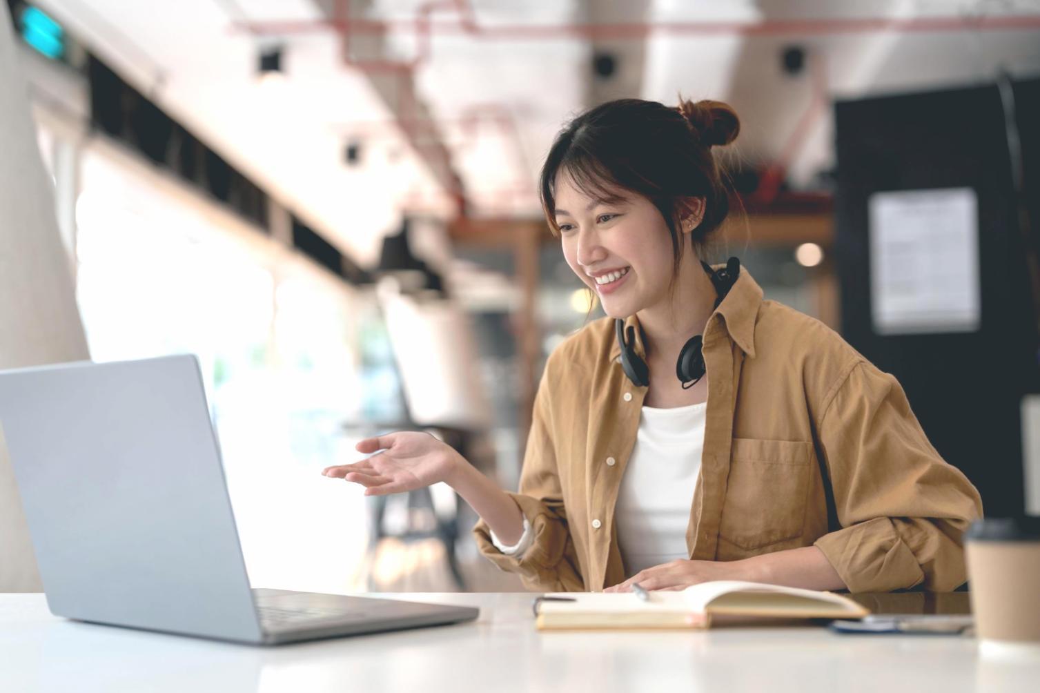 Sessione di testing pratico con studenti che lavorano su dispositivi mobile in aula